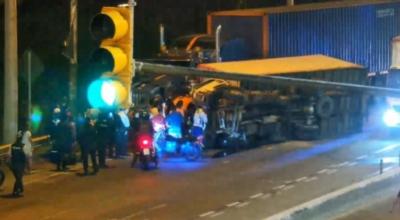 Un camión y un tráiler se accidentaron en la vía a Daule, en Guayaquil, el 28 de mayo de 2024.