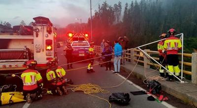 Los bomberos de Quito trabajan en el rescate de un joven de 20 años en el puente de Gualo, el 29 de mayo de 2024.