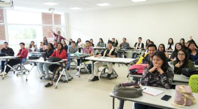 Imagen referencial de estudiantes de la UNAE en un aula de clases, Azoguez, el 17 de mayo de 2024.