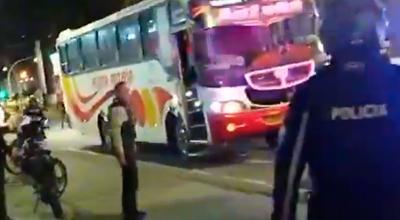Policías resguardan bus que fue secuestrado por una persona en Ibarra.