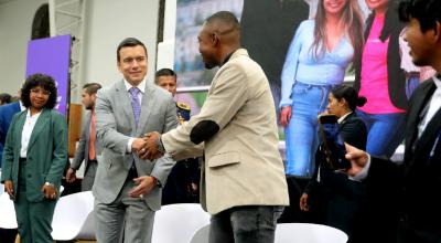 El presidente Daniel Noboa saluda con jóvenes en un acto en Quito el 29 de mayo de 2024.