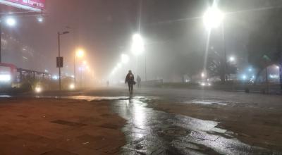 Una densa neblina cubrió Quito la noche del 29 de mayo de 2024.