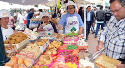 Vendedoras de dulces de Corpus Christi en el Parque Calderón de Cuenca, en junio de 2023.