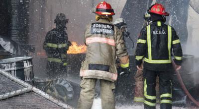 Bombero voluntario del BCBG atentiendo una emergencia.