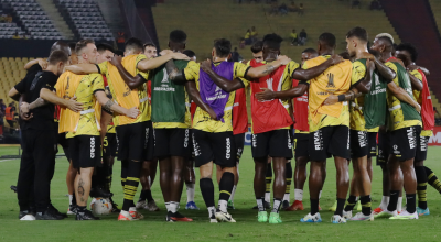 Los jugadores de Barcelona SC hablan antes del partido ante Cobresal, en el estadio Banco Pichincha, el 29 de mayo de 2024.