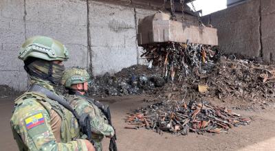 Dos militares custodian la destrucción de miles de armas en las instalaciones de Andec, 30 de mayo de 2024.