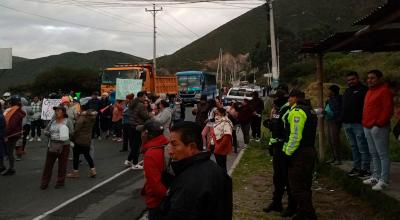 Ciudadanos protesta en la avenida Manuel Córdova Galarza, este 4 de junio de 2024.