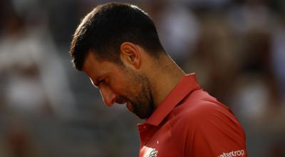 Novak Djokovic durante su partido de octavos de final contra Francisco Cerúndolo de Argentina en Roland Garros, el 3 de junio de 2024.