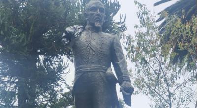 El monumento a Eloy Alfaro vandalizado en el parque El Ejido, en Quito, el 4 de junio de 2024.