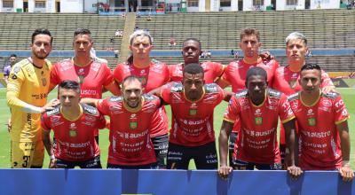 Los jugadores de Deportivo Cuenca posan antes del partido ante Universidad Católica, por LigaPro, el 17 de marzo de 2024. 