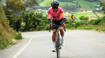 El ciclista Richard Carapaz cumple un entrenamiento en el Carchi, en mayo de 2024.