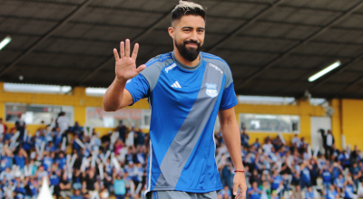 Christian Noboa saluda a la hinchada en el estadio Alejandro Serrano Aguilar, el 17 de febrero de 2024.