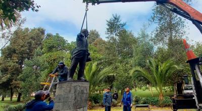 Retiro de monumento de Eloy Alfaro, en Quito, este 6 de junio de 2024.