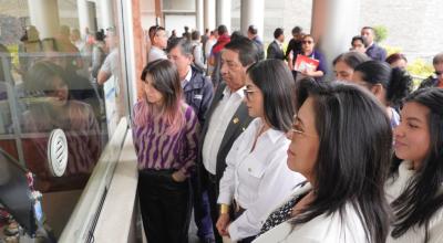 Representantes de sindicatos laborales junto a la vicepresidenta de la Asamblea Nacional, Viviana Veloz, en la entrega de un proyecto de ley, 6 de mayo de 2024.