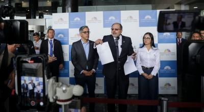 Camilo Salinas (Construye), Henry Kronfle (PSC) y Viviana Veloz (RC), representantes de la nueva mayoría en la Asamblea, en rueda de prensa este 6 de junio de 2024.