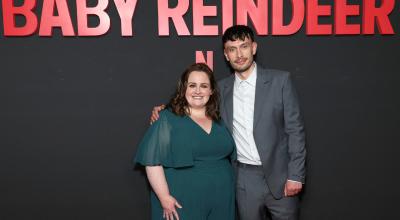 Jessica Gunning (izq.) y Richard Gadd asisten a la sesión fotográfica de "Baby Reindeer" de Netflix en el DGA Theatre Complex el 7 de mayo de 2024 en Los Ángeles, California. 