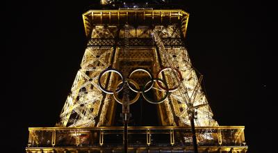 Los anillos olímpicos decoran la Torre Eiffel, en París, para los Juegos a realizarse en la capital francesa.