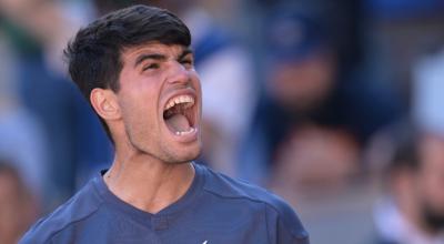 Carlos Alcaraz celebra su triunfo ante Jannik Sinner, en la semifinal del Roland Garros, este 7 de junio de 2023.