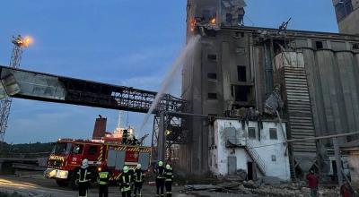 Bomberos rusos pagan el fuego luego de un ataque de drones de Ucrania en Odesa.