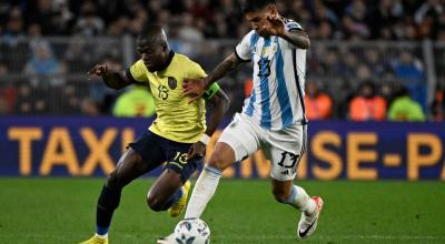 El jugador ecuatoriano Enner Valencia y el defensa argentino Cristian Romero en un partido de las clasificatorias sudamericanas.