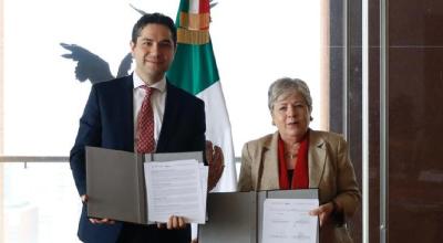 La canciller de México, Alicia Bárcena, en la firma de un acuerdo con un funcionario de su país el 6 de junio de 2024.