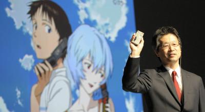 Kiyohito Nagata, explica sobre su nuevo producto de edición limitada llamado teléfono móvil "Neon Genesis Evangelion”, mayo de 2009. 