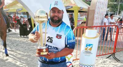 Christian Cobos, celebrando un triunfo con el Club Playas FC.