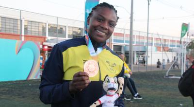 Vanessa Chalá poa con su medalla de bronce de los Juegos Suramericanos Asunción 2022.