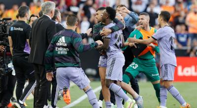 El delantero brasileño del Real Madrid Vinícius Júnior reacciona ante los insultos de los hinchas, el 21 de mayo de 2023.