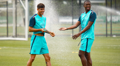 Piero Hincapié y Willian Pacho sonríen durante un entrenamiento en Estados Unidos, el 11 de junio de 2024.