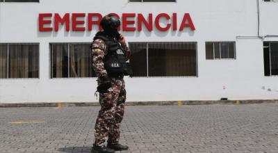 Un policía en los exteriores del hospital en Quito, donde ocurrió una balacera y un reo se fugó, el 10 de junio de 2024.