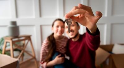 Imagen referencial de una pareja en su nueva casa.