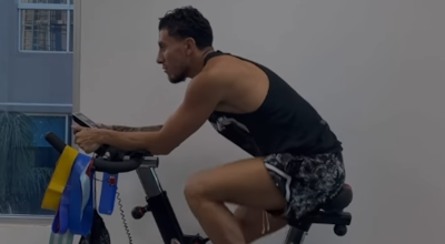 El jugador de Barcelona SC, Joao Rojas, entrenando en una bicicleta estática el 10 de junio de 2024.