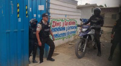 Imagen referencial de un operativo policial en una escuela del distrito Nueva Prosperina, al noroeste de Guayaquil. 