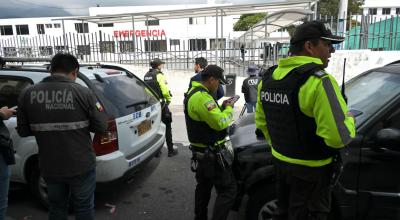 Varios policías en los exteriores del hospital en Quito, donde ocurrió una balacera y la fuga de un preso, el 10 de junio de 2024.