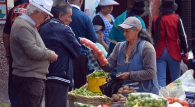 Venta de frutas y vegetales en el mercado 9 de Octubre, de Cuenca, enero de 2024. 