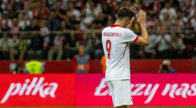 El delantero polaco Robert Lewandowski abandona el campo durante el partido amistoso ante Turquía en Varsovia, el 10 de junio de 2024.