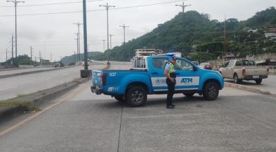 Un agente de tránsito en el túnel San Eduardo, en Guayaquil, el 24 de abril de 2024.