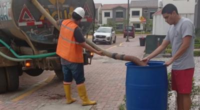 Un tanquero abastece de agua a moradores de la vía a la Costa, el 12 de junio de 2024.