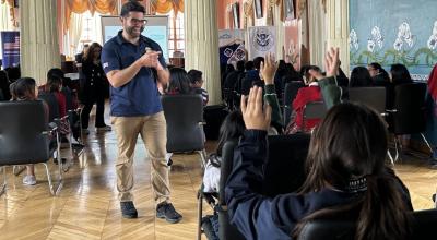 Fotografía referencial de un hombre trabajando en una conferencia del Gobierno de Estados Unidos en Latacunga.