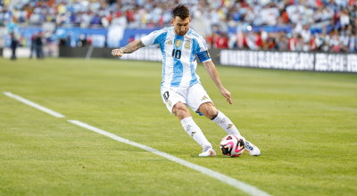 Lionel Messi lanza un tiro libre durante el partido amistoso internacional entre Argentina y Ecuador.