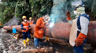 Imagen de archivo de funcionarios de Petroecuador realizando reparaciones del SOTE.
