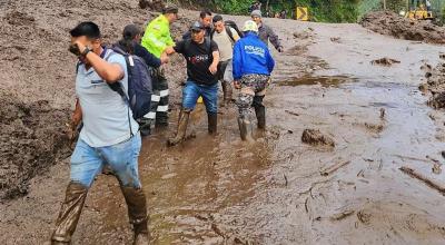 La Policía ayuda a cruzar a varias personas tras el deslave en Baños, Tungurahua, el 16 de junio de 2024.