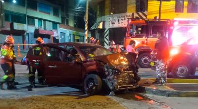 Carro implicado en choque en la avenida Mariscal Sucre, este 19 de junio de 2024.