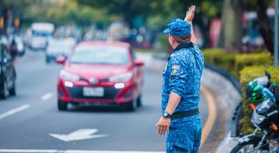 Un agente de control municipal en Guayaquil el 20 de junio de 2024.