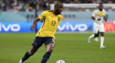 Enner Valencia, delantero ecuatoriano número 13, jugando para la selección de Ecuador. 