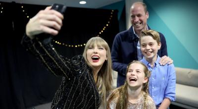 Taylor Swift posa con el príncipe de Gales, Guillermo, y sus hijos Jorge y Carlota, el 21 de junio de 2024.