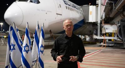 El ministro de Defensa de Israel, Yoav Gallant, el 23 de junio, momentos antes de coger el avión para visitar el Pentágono y al Secretario de Defensa de Estados Unidos, Lloyd Austin. 