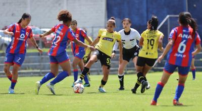 Las jugadoras de Barcelona y Quito FC disputan un balón en la Superliga, el domingo 23 de junio de 2024.