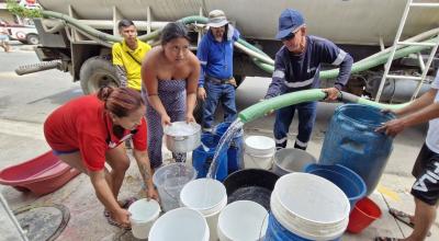 Imagen referencial. Personas se abastecen de agua potable en Guayaquil, el 13 de junio de 2024.